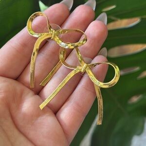 Lisa Says Gah big chain bow earrings